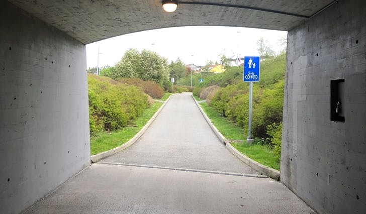 Gangvegen frå kulverten mot busstoppa i Byvegen ved Industrivegen. (Ill. foto: Kjetil Vasby Bruarøy)