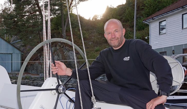Trond Bruarøy var rykande fersk seglar då han steig om bord i nykjøpt båt i Oslo. Så segla han heim åleine. (Foto: Kjetil Vasby Bruarøy)