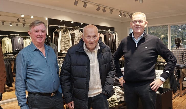 Steinar Bøe, Erling Olsen og Petter Hanøy saman i butikken 50 år etter opning. (Foto: Kjetil Vasby Bruarøy)