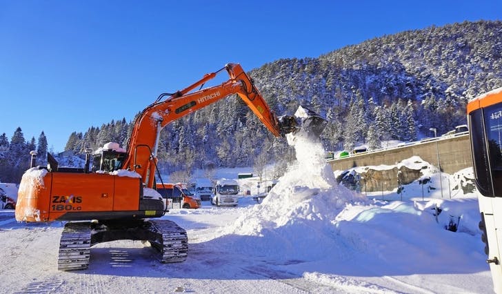 Joachim Gill ryddar parkeringsplassen for Tide og material som er skjult under snøen for Arka. (Foto: Susann Haukeland Børnes)