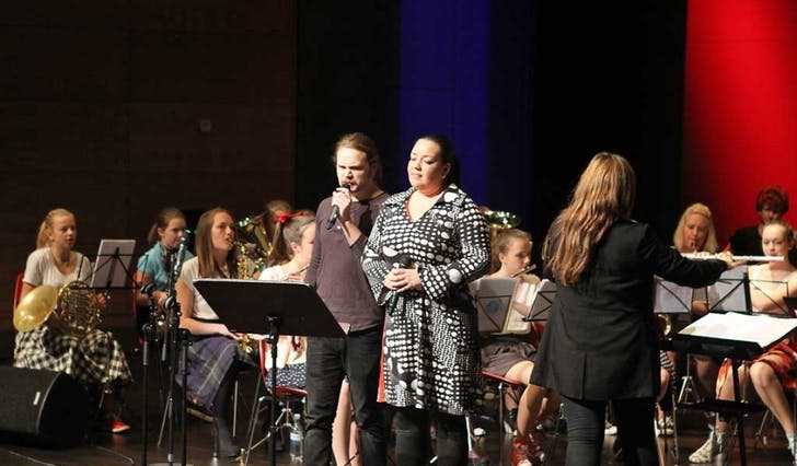Korpsa hadde med seg Eirik Søfteland og Gina Aspenes på vokal. (Foto: Kjetil Vasby Bruarøy)