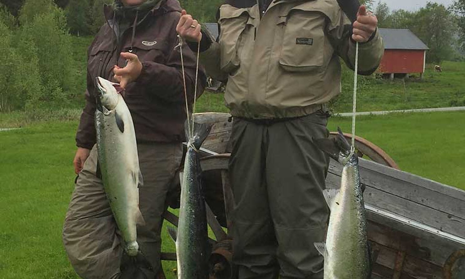 Ove og Tor Åge Thuen med kvar sine fiskar. (Privat foto)