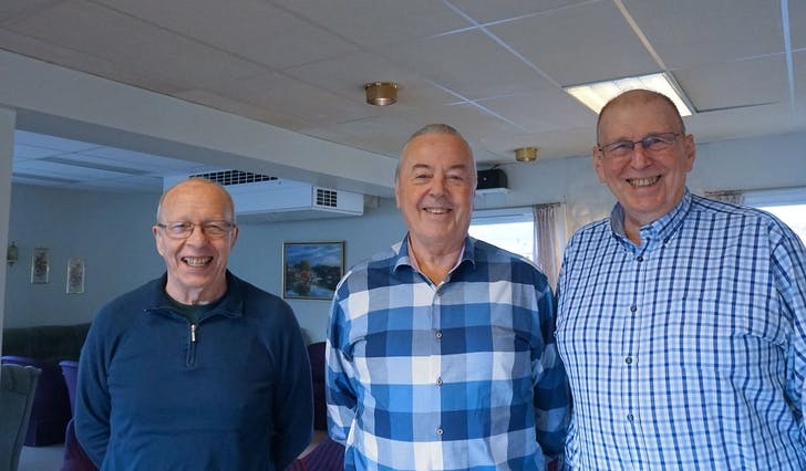 TRIVELIGERE: Per Arne Vaktdal, Ernst Hoff og Bjørn Sivertsen står på for å gjøre det mer hyggelig å bli eldre i Bjørnafjorden. (Foto: Nora Flatseth Trippestad).