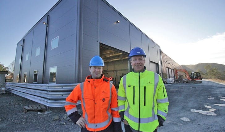 Avdelingsleiar Lasse Svellingen (t.v.) og rektor Johan Henrik Lassen framfor den nye, store verkstaden i D-blokka. (Foto: Kjetil Vasby Bruarøy)