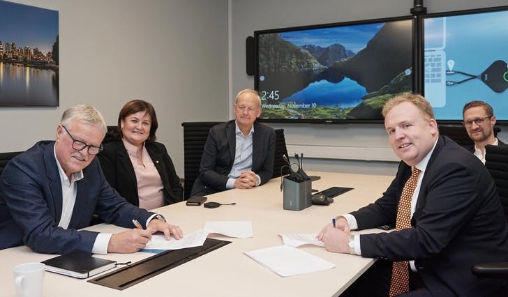 Avtalen blei signert på Corvus sitt hovudkvarter på Midtun i 14-tida i dag. (Foto: Kjetil Vasby Bruarøy)