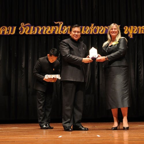 Vibeke fekk prisen av visestatsminister i Thailand, Tanasak Patimapragorn.