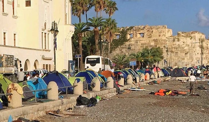 Flyktningene ligger i telt langs store deler av strandpromenaden nær havna i Kos. (Foto: Os vgs)