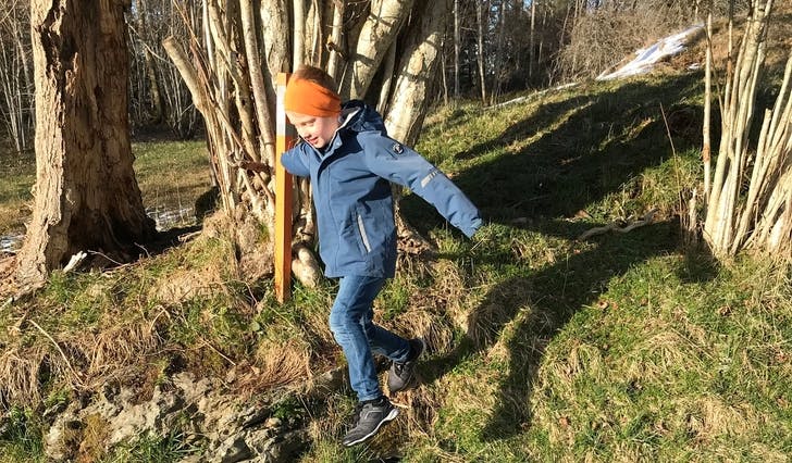 Sprekingen Sverre har sjekka ein orange turorienteringsstolpe på Ferstad.