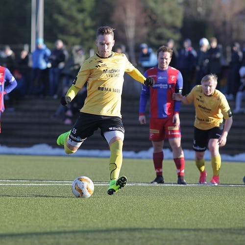 Rune Mo sette inn 2-0 frå 11-metersmerket. (Foto: Kjetil Vasby Bruarøy)