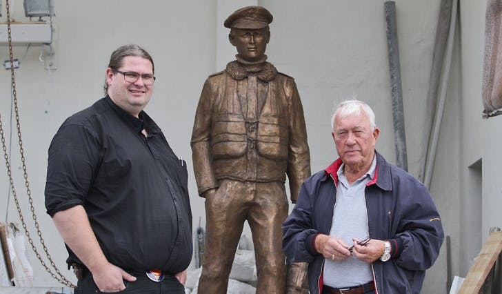 Kunstnar Vidar B. Mæland og kontreadmiral Egil Eikanger med skulpturen av Per Hysing-Dahl som i dag blir avduka på Flesland. (Foto: Kjetil Vasby Bruarøy)