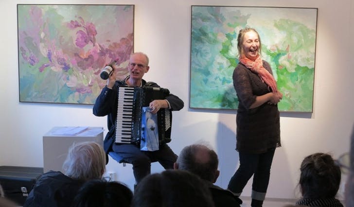 Musikar Gabriel Fliflet og gallerieigar Vibeke Harild (Foto: Vedholmen galleri)
