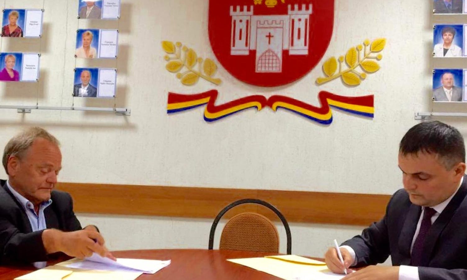 Hans Bjørn Bakketeig signerer avtale med det moldovske fengselsdirektoratet (Foto: Siri Fjørtoft/NORLAM)