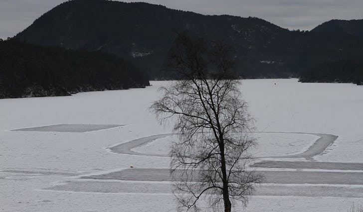 Mange har leika seg på isen på Vinddalsvatnet dei siste dagane, men leik med bil er ikkje lov. (Foto: Kjetil Vasby Bruarøy)