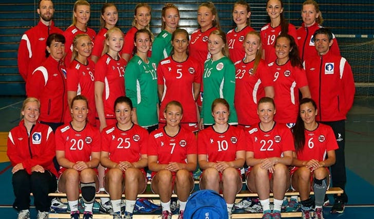 Anna Bjørke Kallestad (nr fire fra venstre, bakre rekke) og resten av U-landslaget er klare for VM i Makedonia (foto: Noregs Handballforbund)