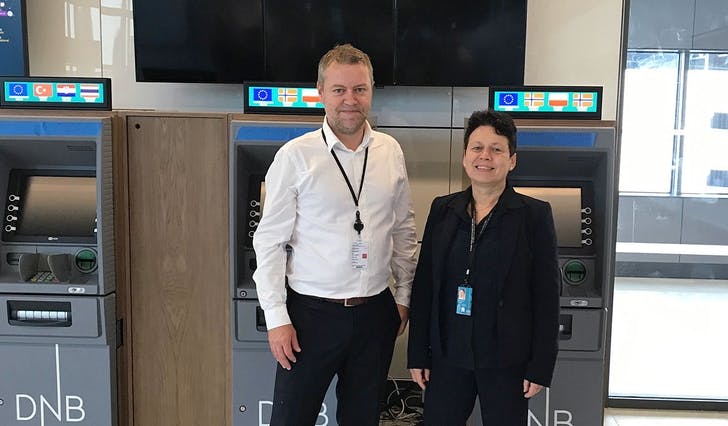 Banksjef May Sissel Syslak og regionbanksjef Erik Telle-Ariansen ved noen av de 15 nye automatene på nye Flesland.