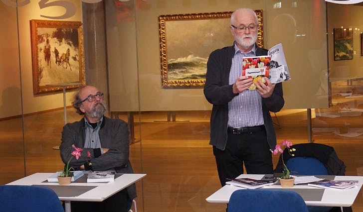 Odd Tøsdal i skriftnemnda presenterte årets utgåve av Osingen for kollegaene sine i går. Åsmund Lien til venstre. (Foto: Kjetil Vasby Bruarøy)
