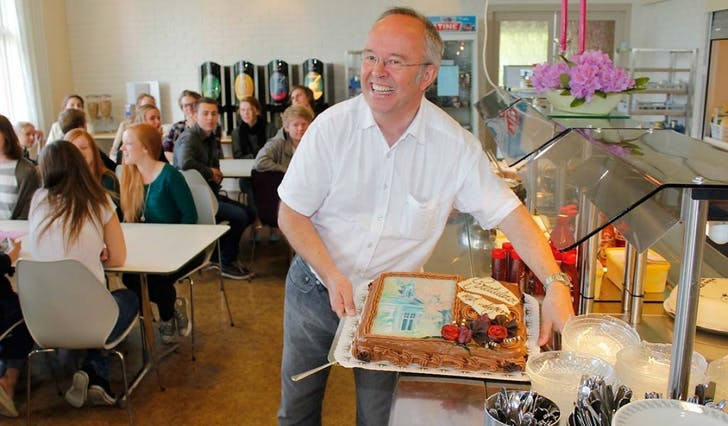 Den gode nyhenda blei feira med kake i matsalen. Rektor Oddvar Rotvik kunne jubla saman med elevane (foto: Andris Hamre)