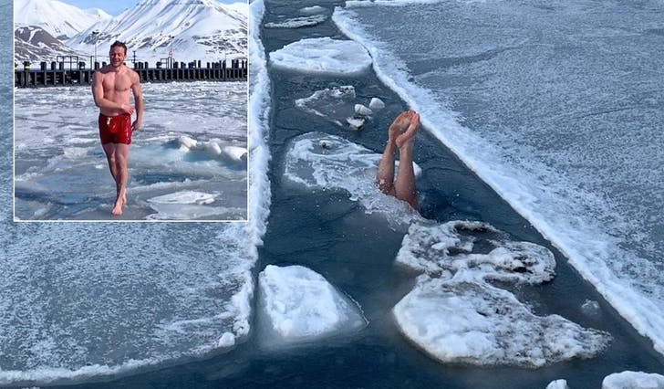Arne dødser gjennom isen og svømmer under isflak på Svalbard. (Privat foto)