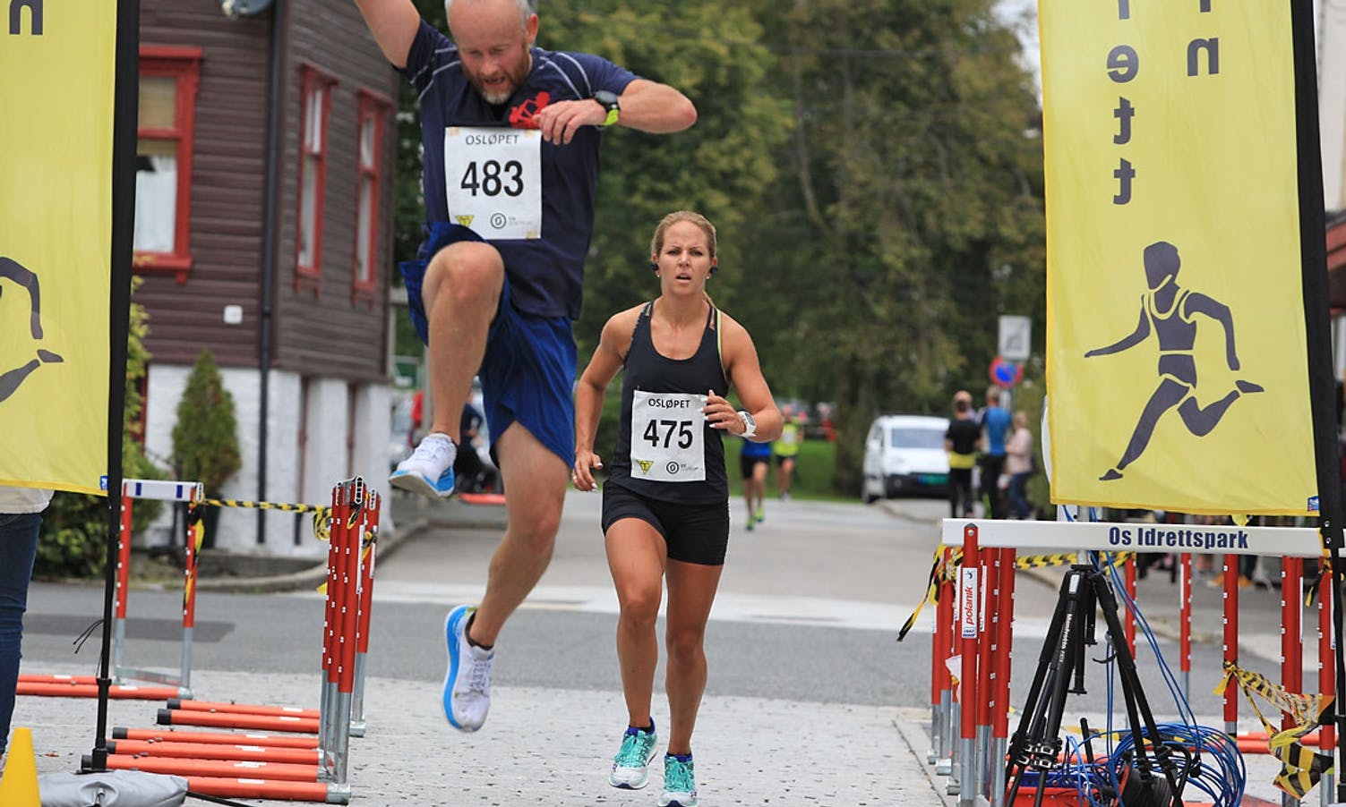 Kjersti Tyse Lyssand, rett bak Trond Blomberg, vann dameklassen. (Foto: KVB)