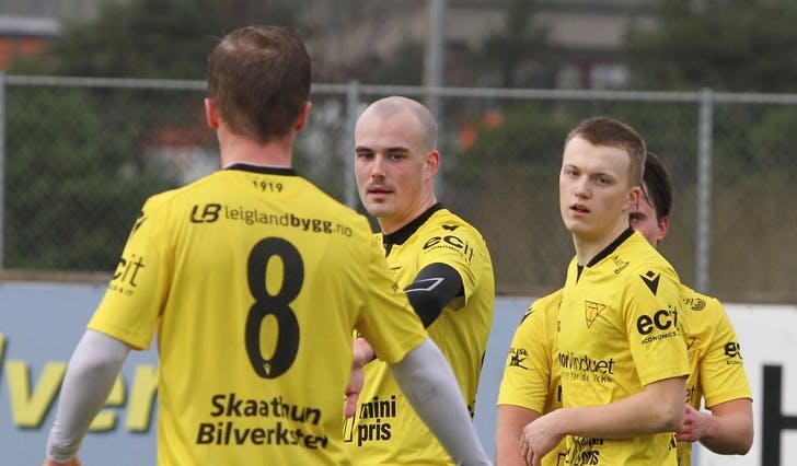 Daniel Kvalvågnes (midten), her heime mot Fana i førre treningskamp, skåra kampens einaste mål. (Foto: Kjetil Vasby Bruarøy)