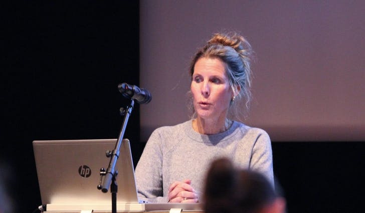 Leiar for barnevernet i Bjørnafjorden, Mariann Kjelby, presenterte rapporten i kommunestyremøtet i Oseana. (Foto: Susann Haukeland Børnes)