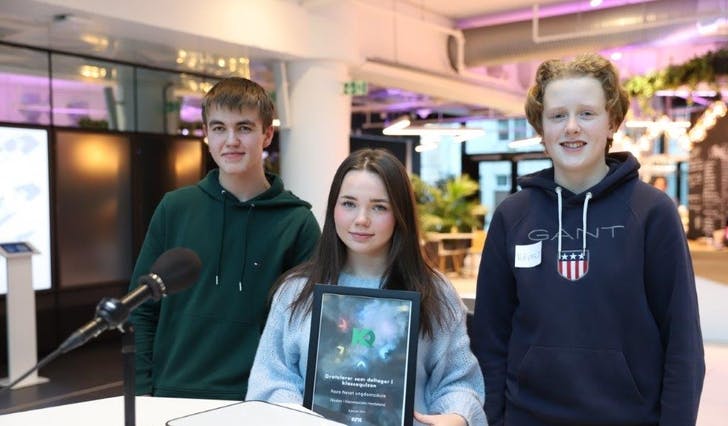Torben Sørstrønen, Sarah Isabell Bergo Moberg og Håvard Breistein er skulerepresentantane frå Nore Neset ungdomsskule. (Foto: Hedda Westby)