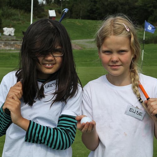 Kusinene Grethe og Elise stortrivst på golfbanen. (Foto: KVB)