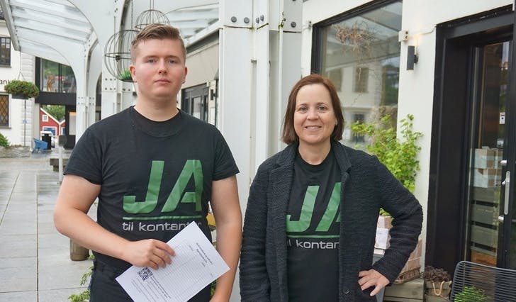 Kim René Hamre og Ann Jorun Hillersøy blei godt mottatt då dei la ut underskriftskampanje i butikkar på Osøyro tysdag. (Foto: Kjetil Vasby Bruarøy)