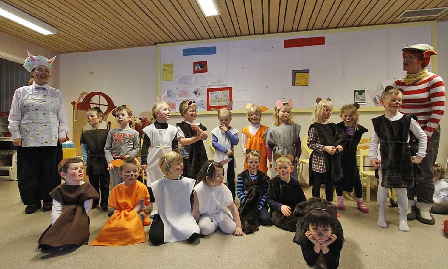 Bjørnegruppa (5 år): Avslutta Egner-showet med Grønnsaksspisesongen. (Foto: KVB)