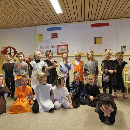 Bjørnegruppa (5 år): Avslutta Egner-showet med Grønnsaksspisesongen. (Foto: KVB)