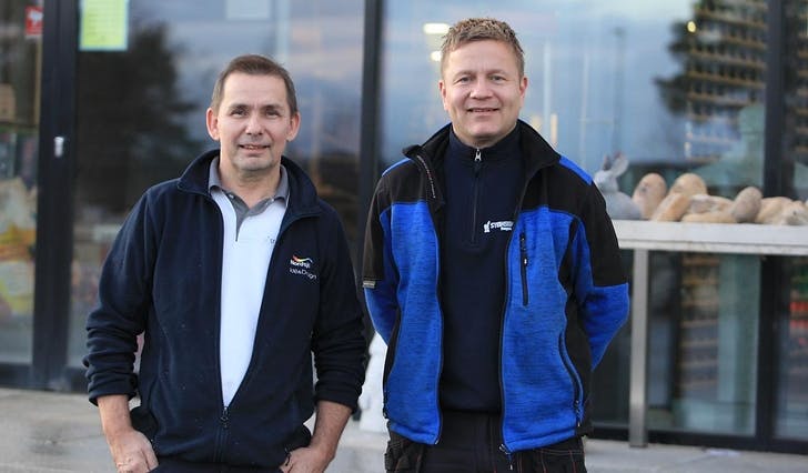 Trond Didriksen (t.v.) og Stig Hansen oppmodar lag og organisasjonar om å senda søknad innan utgangen av året. (Foto: Kjetil Vasby Bruarøy)