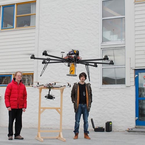 Gerhard Just-Olsen og Anders Fløysand overvakar dronen som kan løfta mellom 3 og 8 kg (foto: AH)