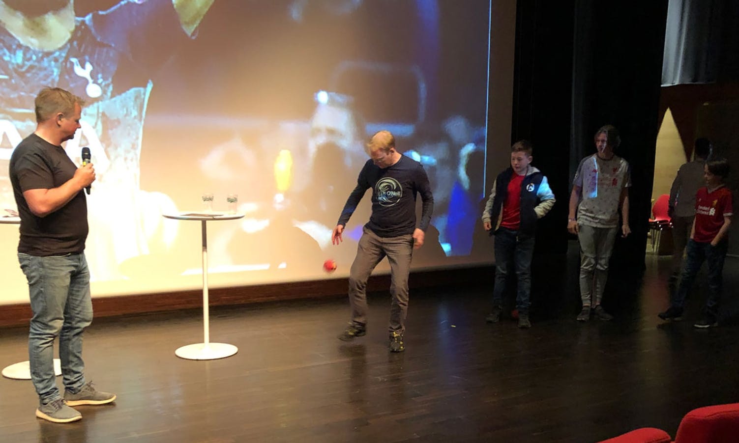 Fire publikummarar fekk prøva seg i triksekonkurranse. (Foto: KVB)