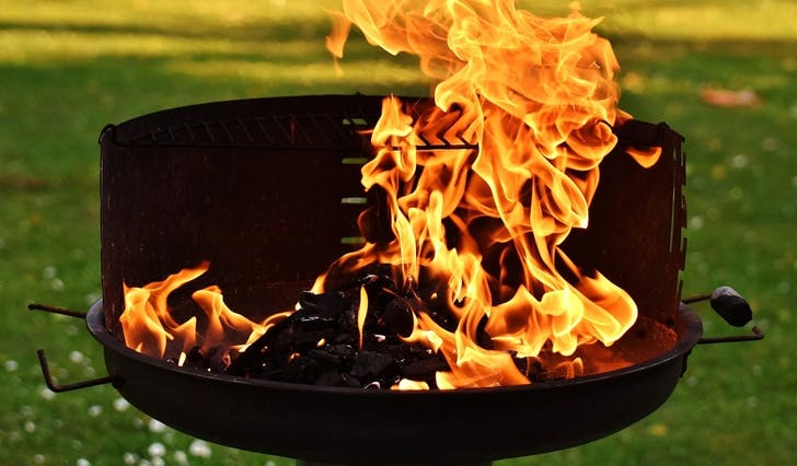 Sjølv om det er forbod mot bruk av open eld i Os kommune, kan du framleis grilla heime i din eigen hage, berre du er aksom (foto: pixabay)