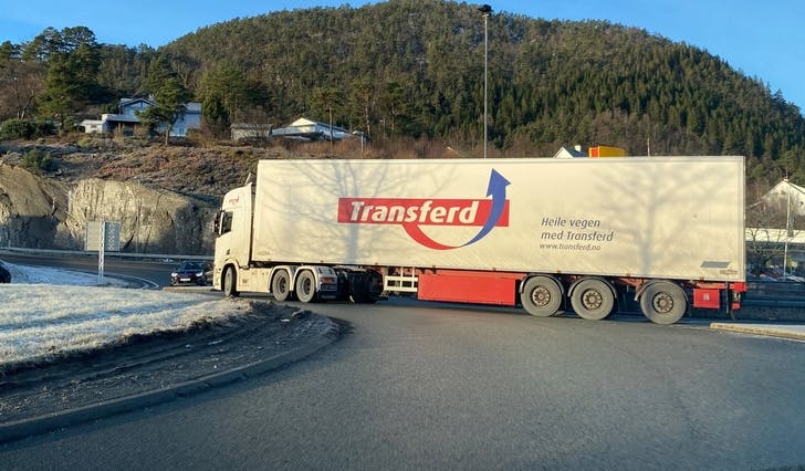 Denne semitraileren sto fast i rundkøyringa mellom Byvegen og Industrivegen i går. (Foto: Ørjan Håland)