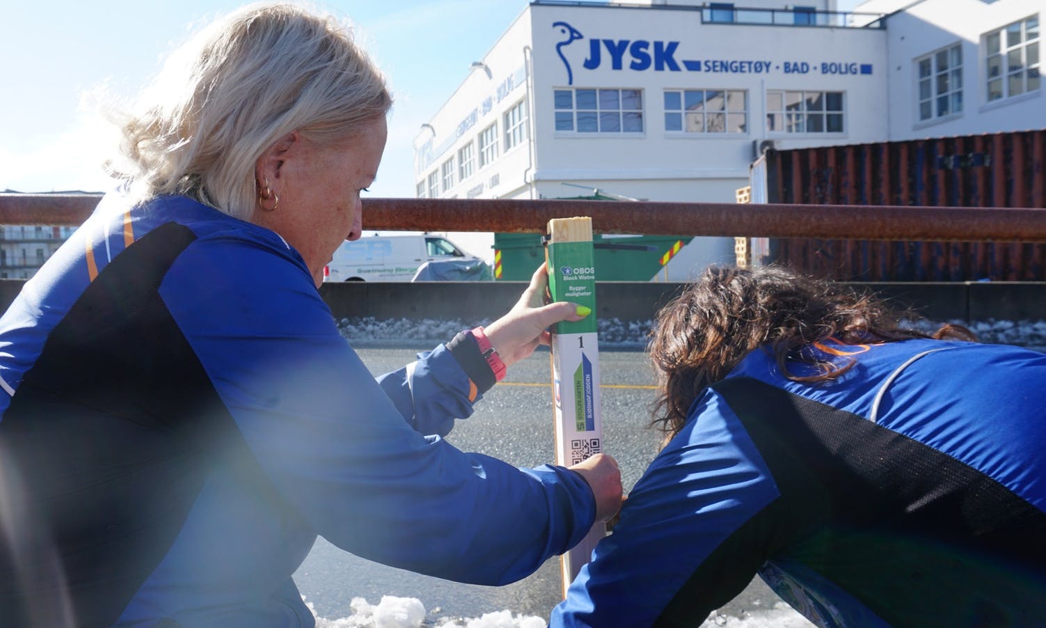 STRAKS I GANG: Anita Sævarein og Aisa Skår fra Os Orienteringsklubb monterer en av de siste stolpene (Foto: Nora Flatseth Trippestad). 