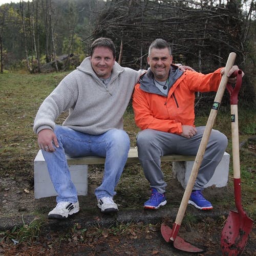 Emil og Tor Arne tok ein test av benken. (Foto: KVB)