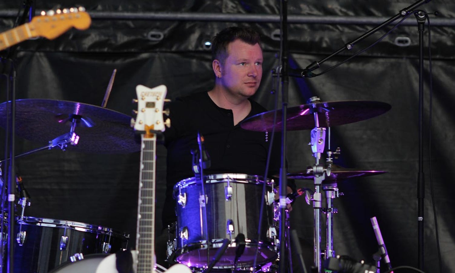 Med seg har han Kasey Todd på trommer.  (Foto: KVB)