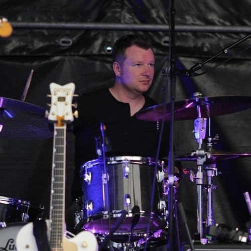 Med seg har han Kasey Todd på trommer.  (Foto: KVB)