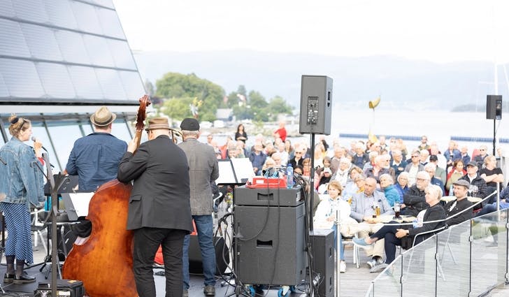 Osøren Jazzensemble fylte Oseana-terrassen med publikum og fine sommartonar. (Foto: TeamBaggen)