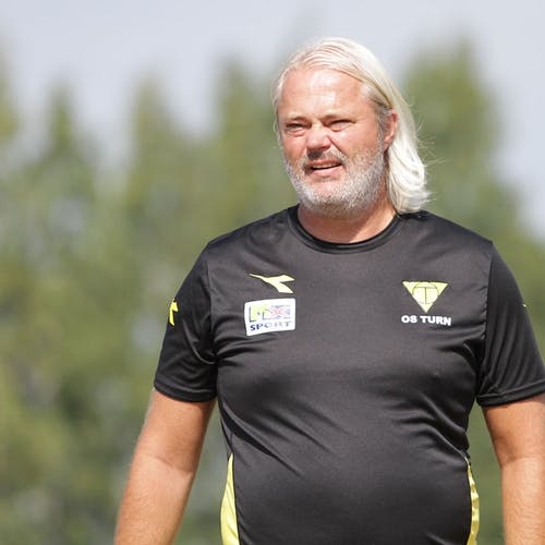 Keepertrenar Chris Endre Drange trivst godt i sola på Ekeberg. (Foto: Endre Brenne for Midtsiden)