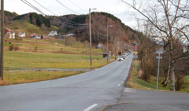 Administrasjonen i fylkeskommunen ville fremja motsegn mot å fravika rekkjefølgjekrav om gang- og sykkelveg langs Hatvikvegen (foto: Andris Hamre)