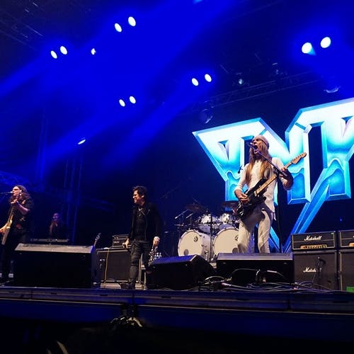 Siste band, TNT, kom på til midnatt. (Foto: Kjetil V. Bruarøy)