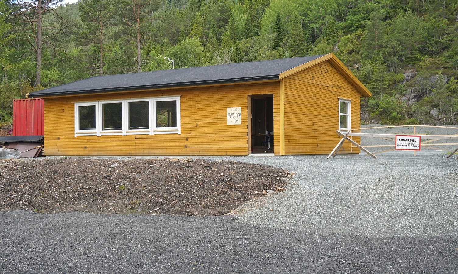 Og Bjørnafjorden Pistolklubb sin nesten ferdigbygde standplass. (Foto: Kjetil Vasby Bruarøy)