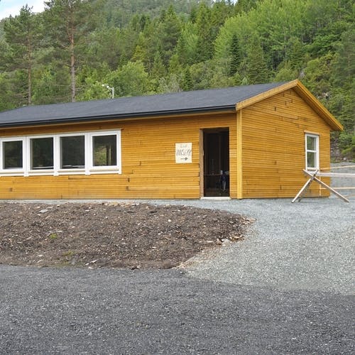 Og Bjørnafjorden Pistolklubb sin nesten ferdigbygde standplass. (Foto: Kjetil Vasby Bruarøy)