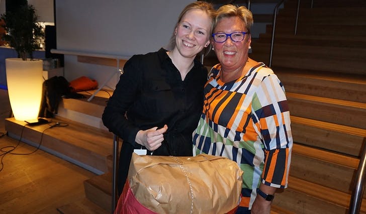 Janne Mari har lånt gjesterommet til Solveig meir enn éin gong, etter lange arbeidsdagar. I gåve fekk ho hotellpute. (Foto: Kjetil Vasby Bruarøy)