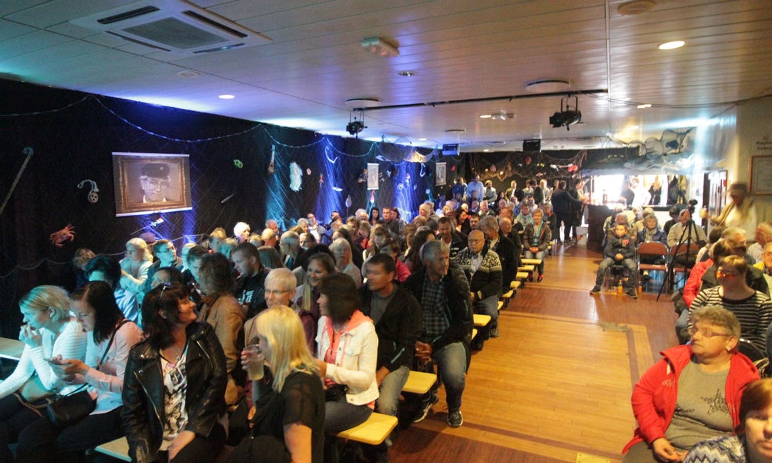 Cirka 200 løyste billett på Os. På Vedholmen er det to show laurdag. (Foto: KVB)