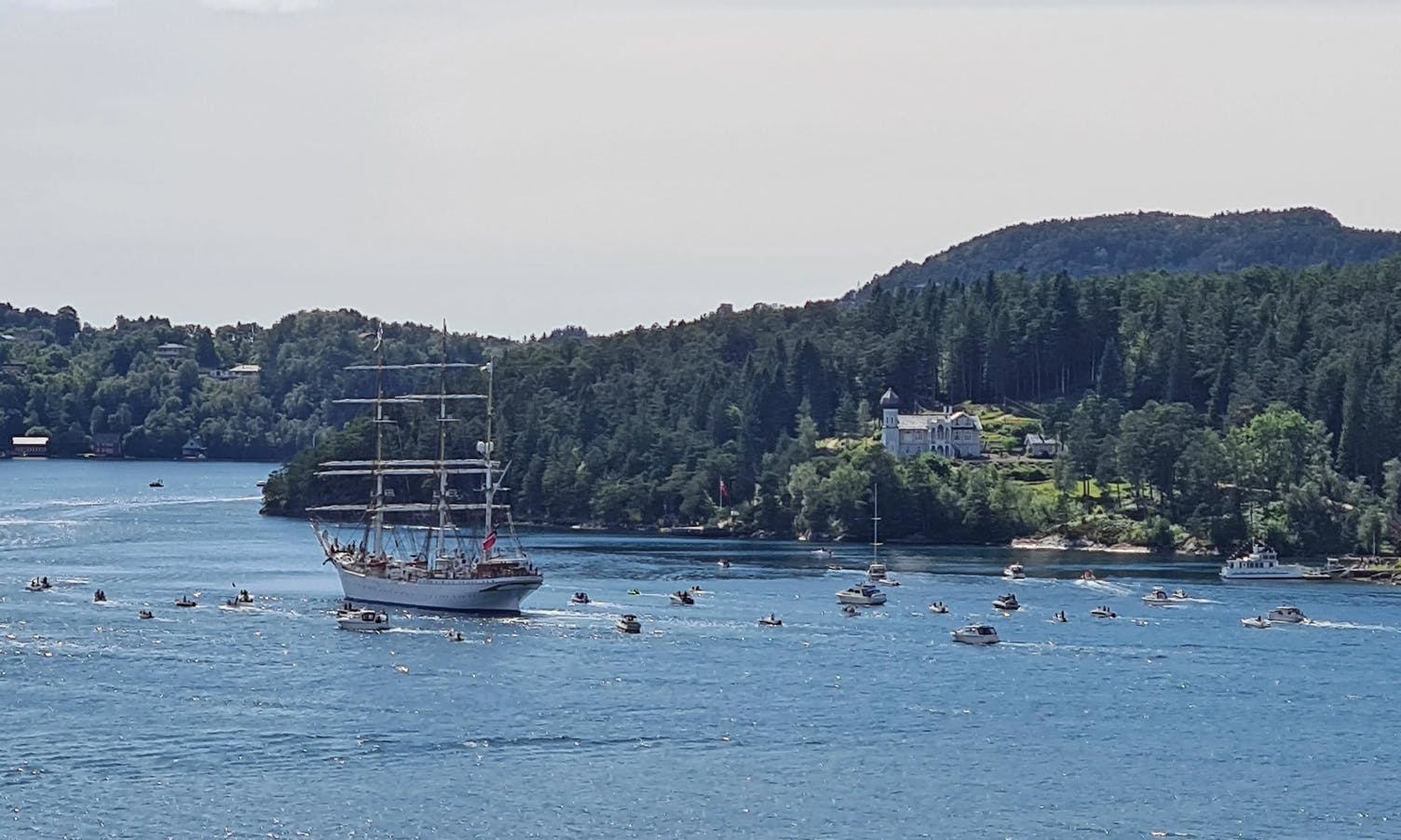 Mange båtar følgde Statsraaden innom Lysefjorden i dag. (Foto: Mats Engelsen)