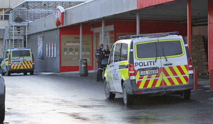 To patruljar rykte ut då ein mann slo seg vrang på Meny laurdag. (Foto: Kjetil Vasby Bruarøy)