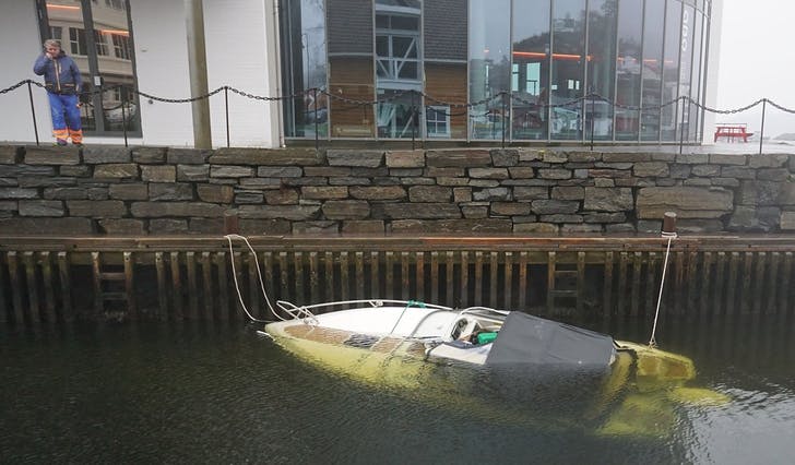 Måndag formiddag kom det melding om at denne båten lig lågt i Os hamn. (Foto: Kjetil Vasby Bruarøy)
